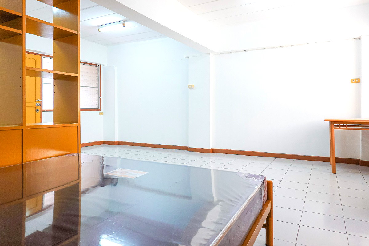 Pictures of Pratchavee Apartment 31/34