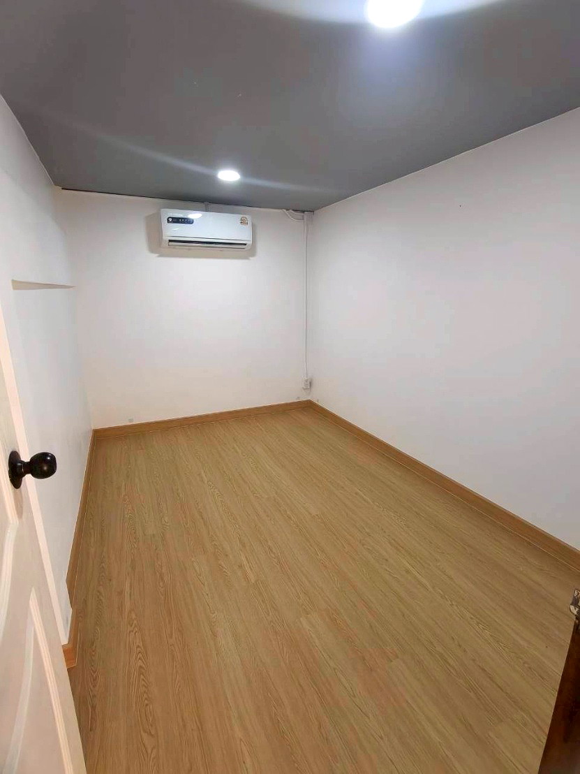 Pictures of Three single-story commercial units for rent 5/5