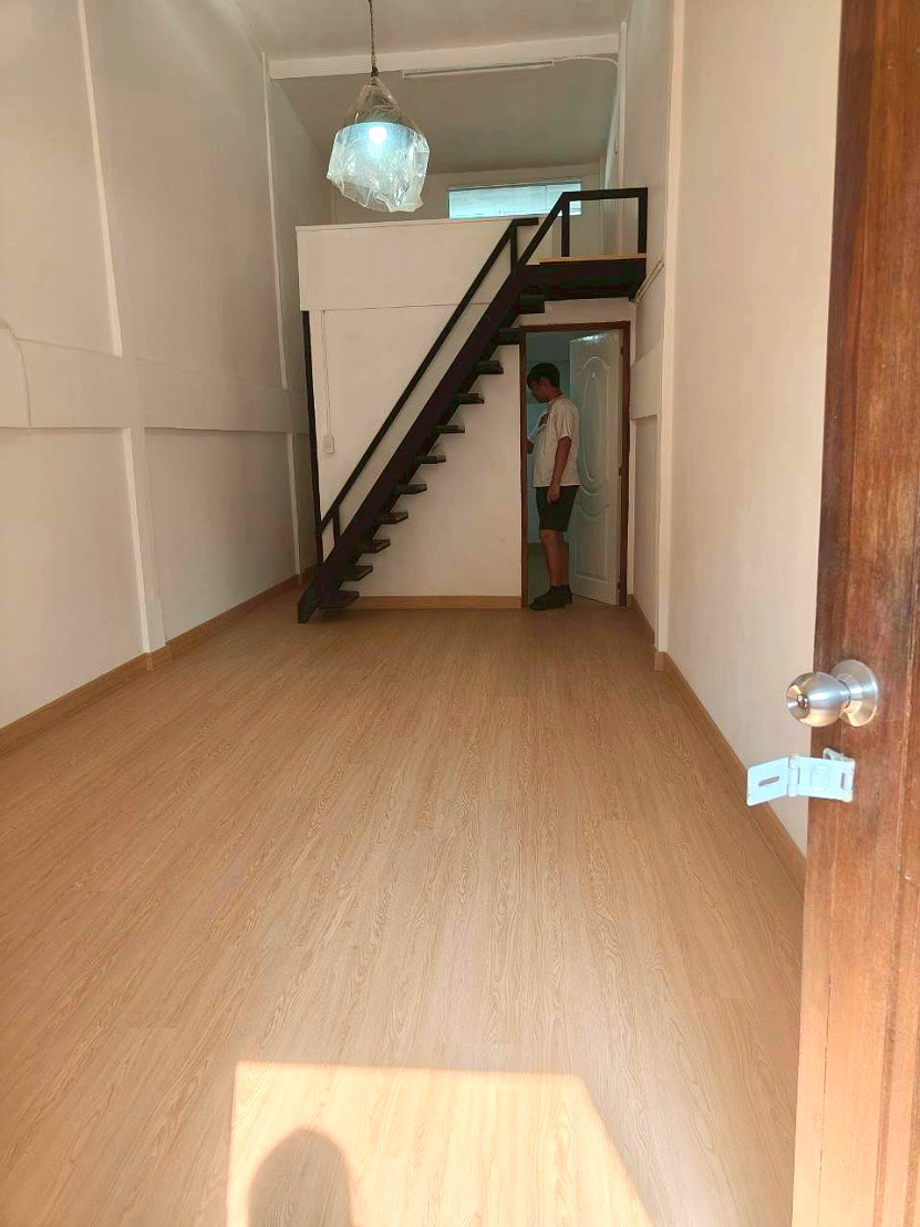 Pictures of Three single-story commercial units for rent 4/5