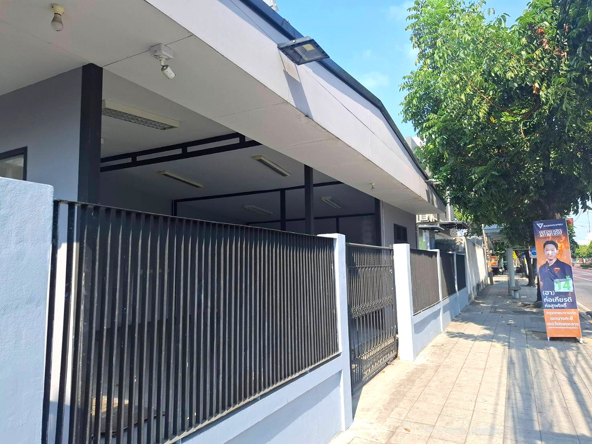 Pictures of Three single-story commercial units for rent 2/5