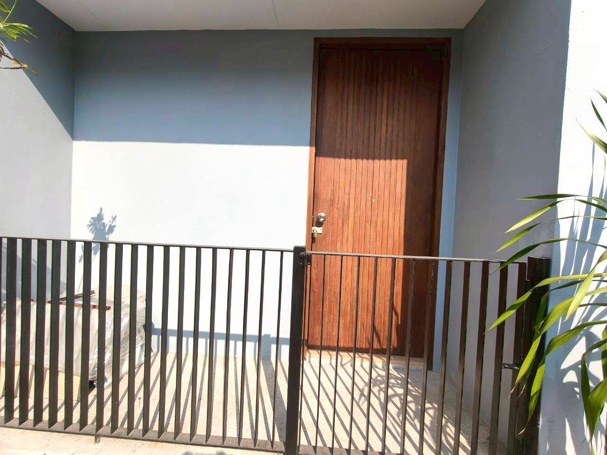 Pictures of Three single-story commercial units for rent 3/5