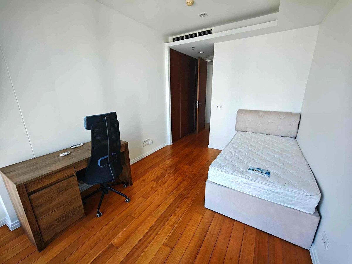 Pictures of The River Condominium 10/17