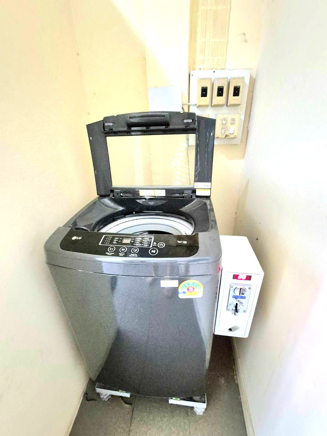 Pictures of Room monthly rental MRT Samyan Silom 11/11