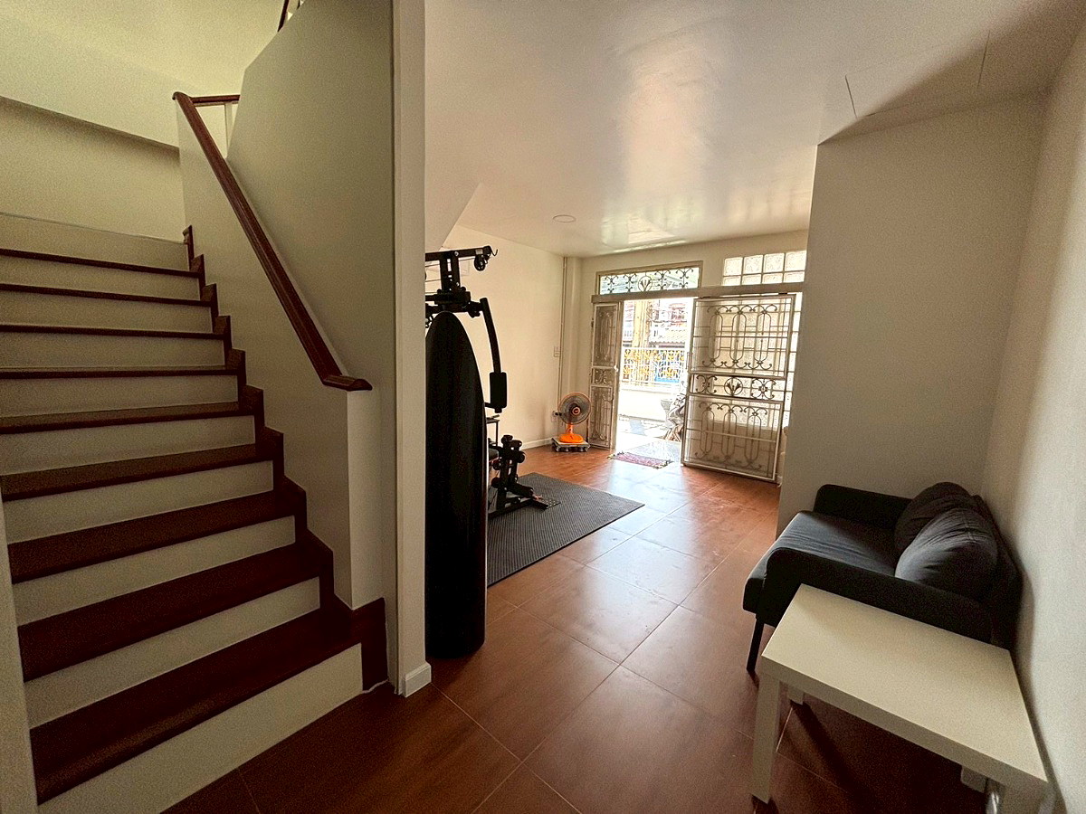 Pictures of Thanyathorn Residence, near MRT Huai Khwang, Soi Pracha Rat Bamphen 26 16/23