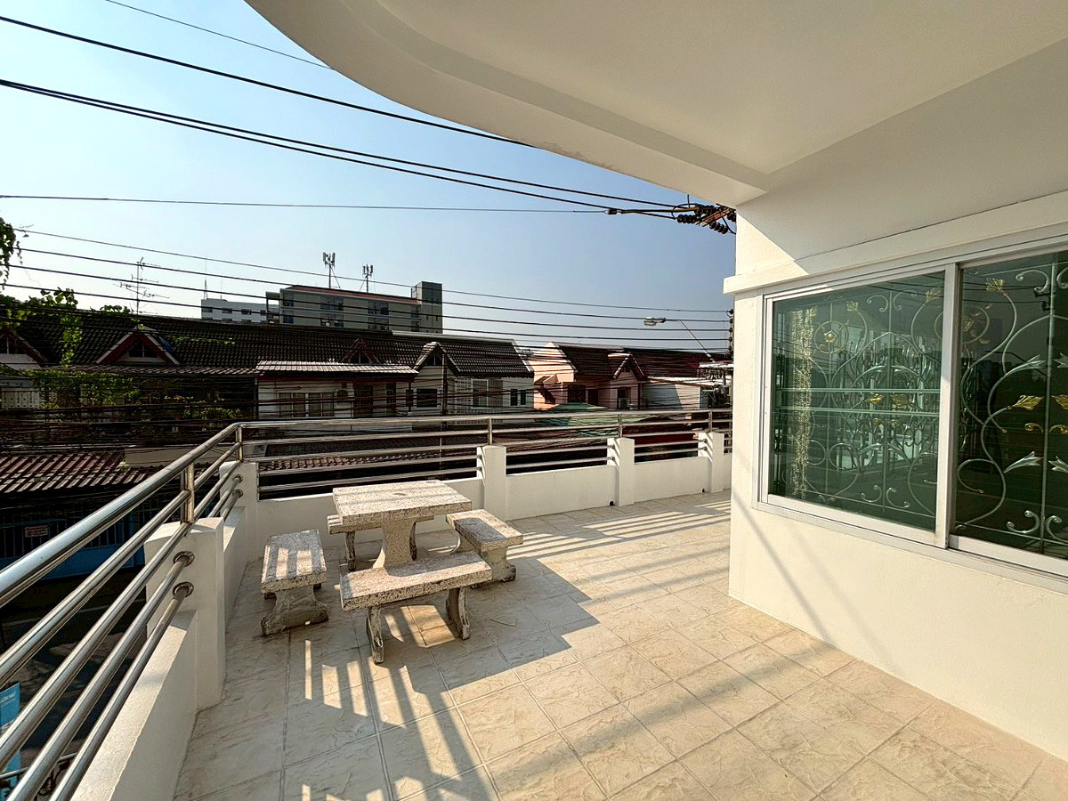 Pictures of Thanyathorn Residence, near MRT Huai Khwang, Soi Pracha Rat Bamphen 26 15/23