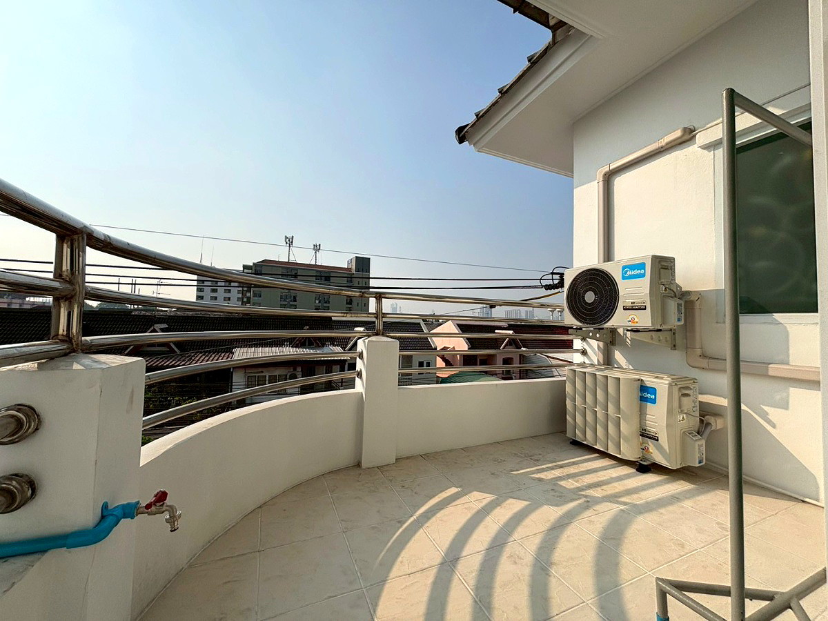 Pictures of Thanyathorn Residence, near MRT Huai Khwang, Soi Pracha Rat Bamphen 26 11/23