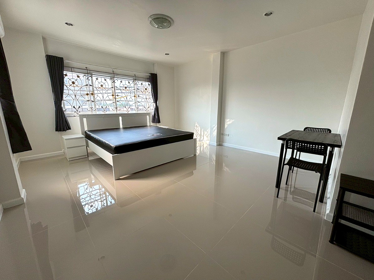 Pictures of Thanyathorn Residence, near MRT Huai Khwang, Soi Pracha Rat Bamphen 26 1/23