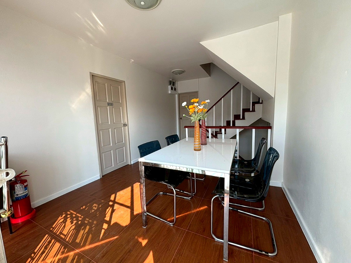 Pictures of Thanyathorn Residence, near MRT Huai Khwang, Soi Pracha Rat Bamphen 26 13/23