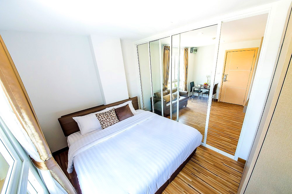 Pictures of violin sriracha 1/13