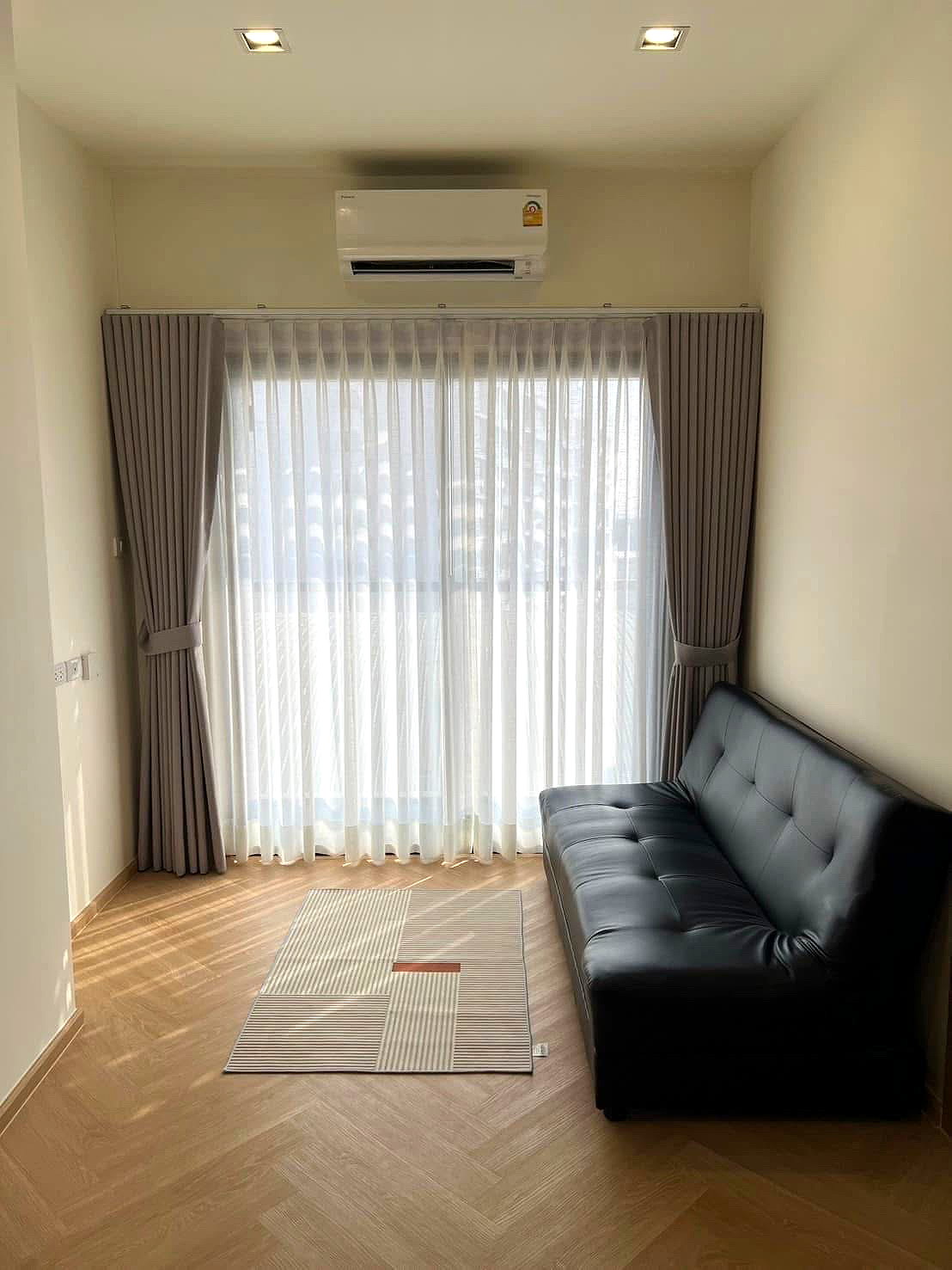 Pictures of Na Reva Charoennakhon 4/12