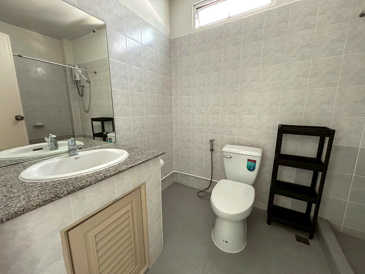 Pictures of Thanyathorn Residence, near MRT Huai Khwang, Soi Pracha Rat Bamphen 26 3/15