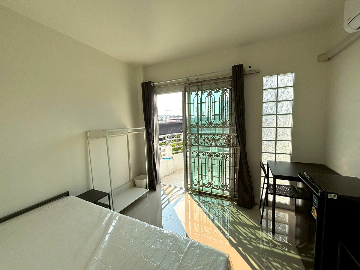 Pictures of Thanyathorn Residence, near MRT Huai Khwang, Soi Pracha Rat Bamphen 26 7/15