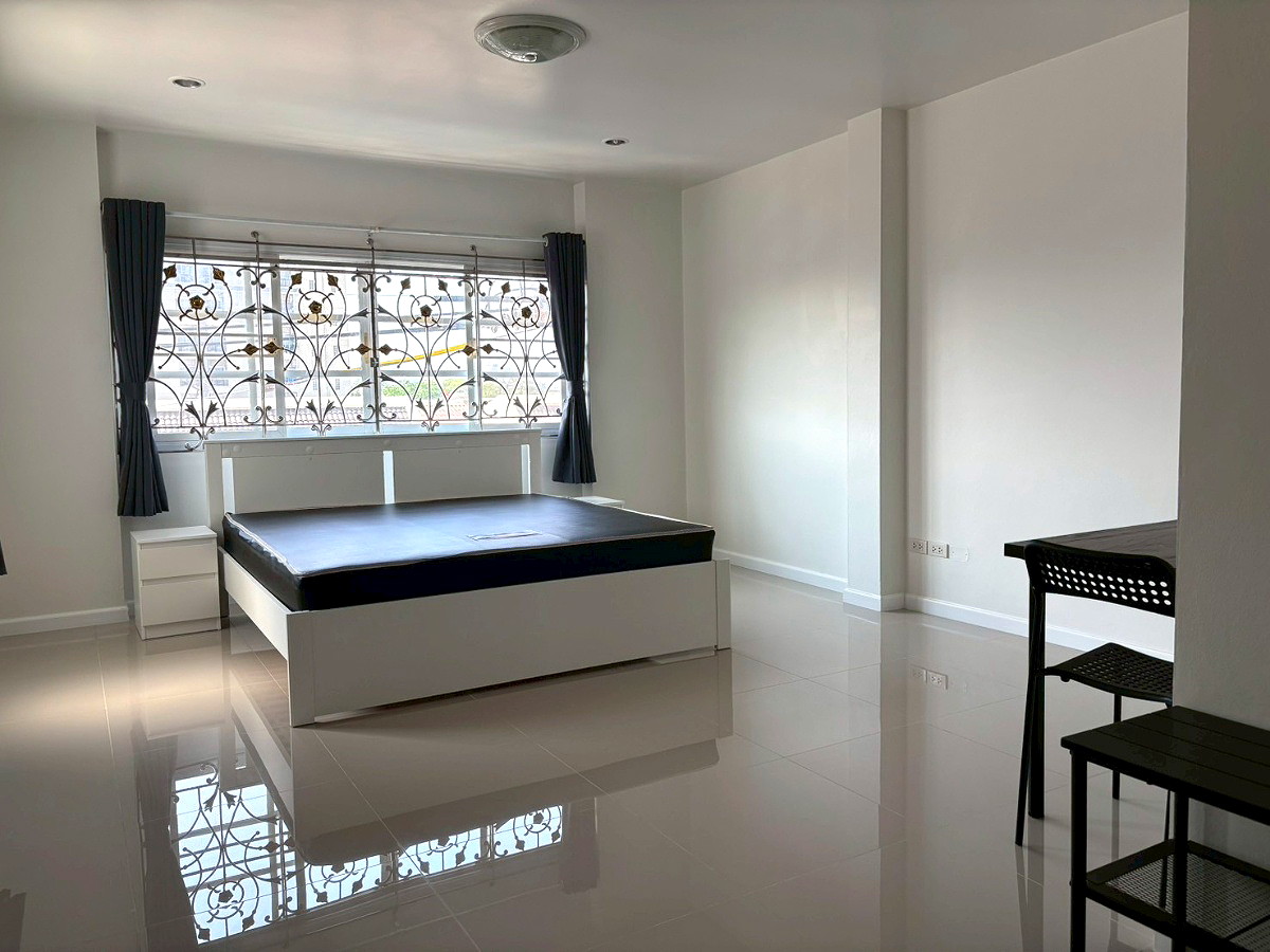 Pictures of Thanyathorn Residence, near MRT Huai Khwang, Soi Pracha Rat Bamphen 26 1/15