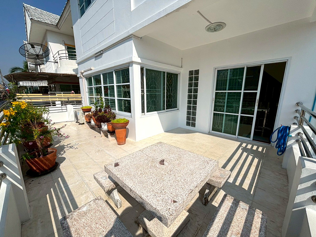 Pictures of Thanyathorn Residence, near MRT Huai Khwang, Soi Pracha Rat Bamphen 26 8/15