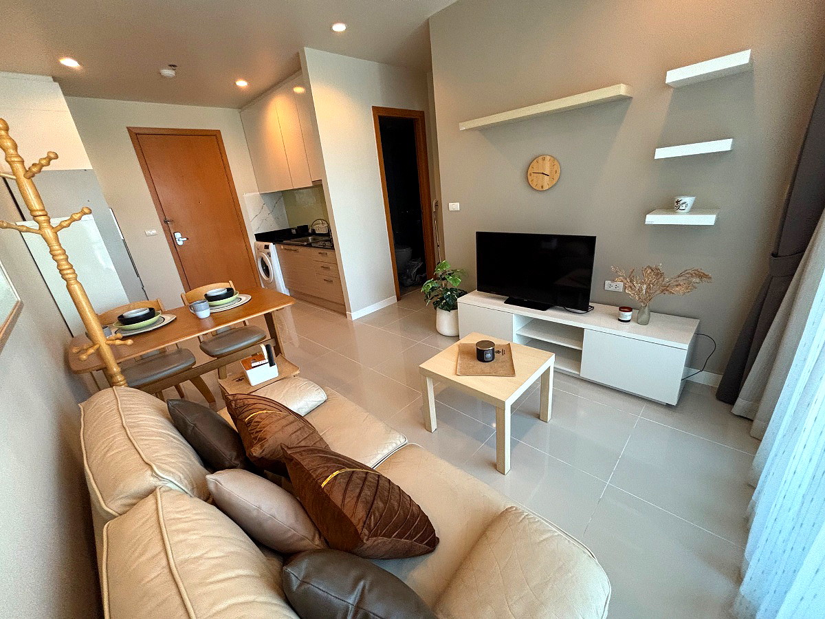 Pictures of 1 Bed Circle Condominium  2/5