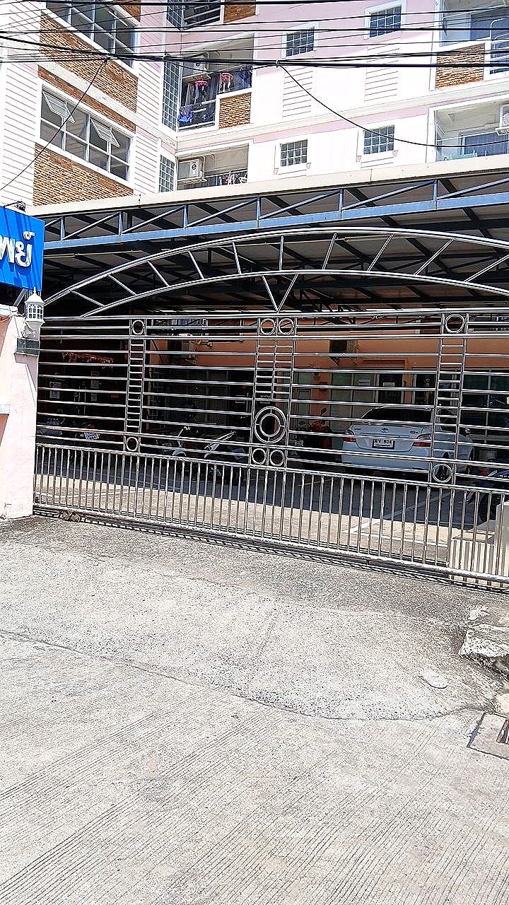 Pictures of Jaroen Sup Apartment 11/11