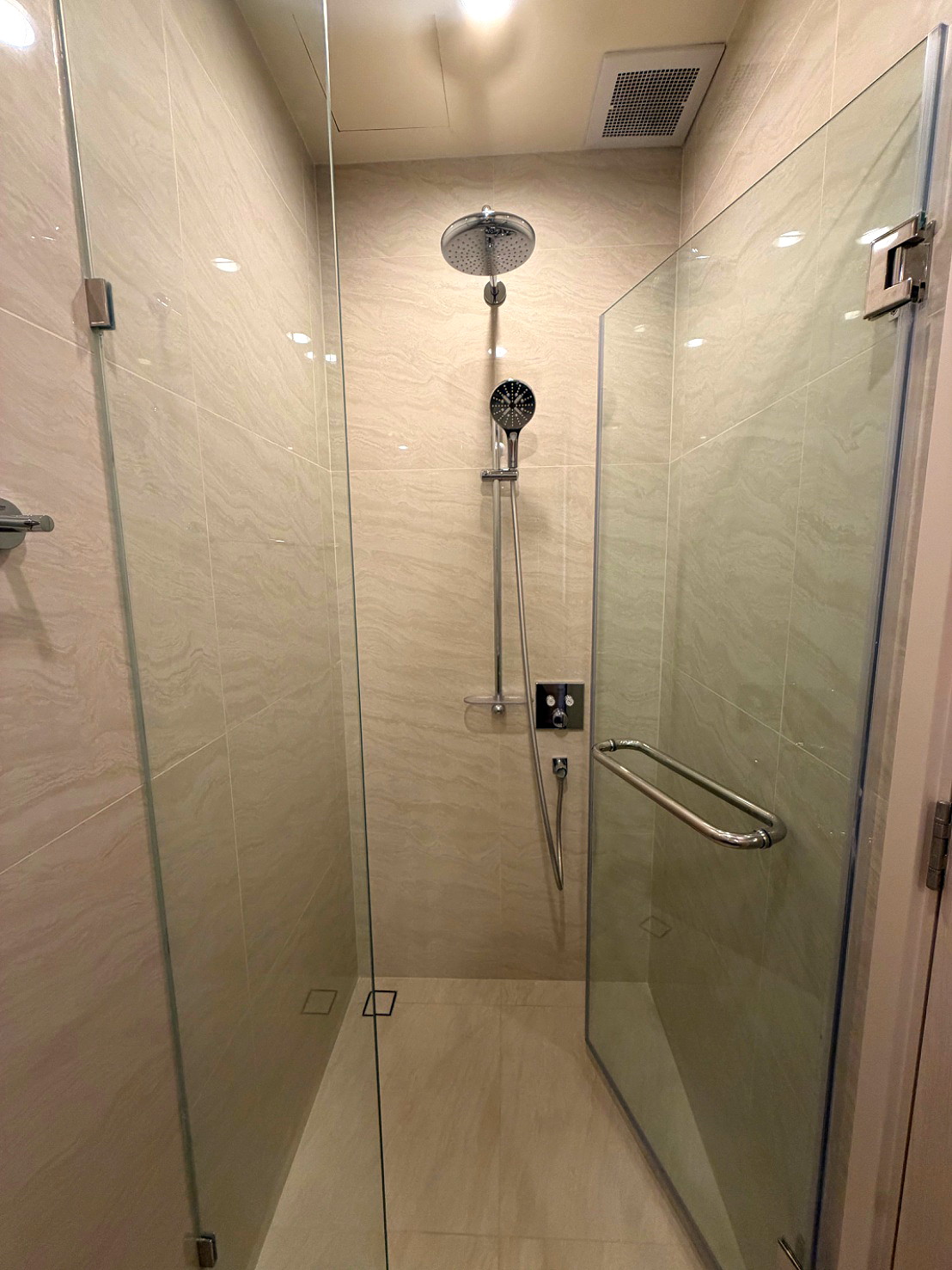 Pictures of Noble Form Thonglor 25/29