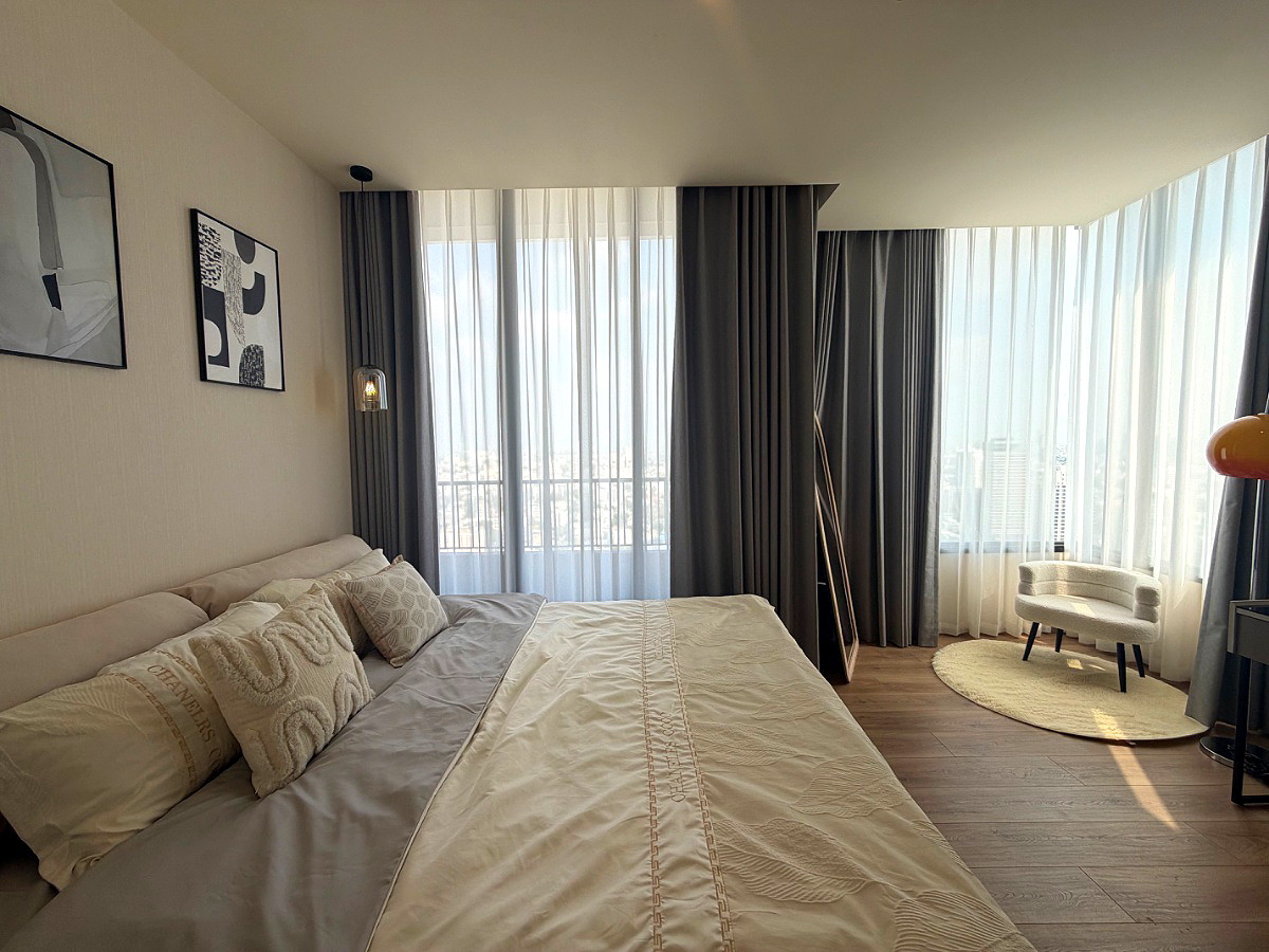 Pictures of Noble Form Thonglor 12/29