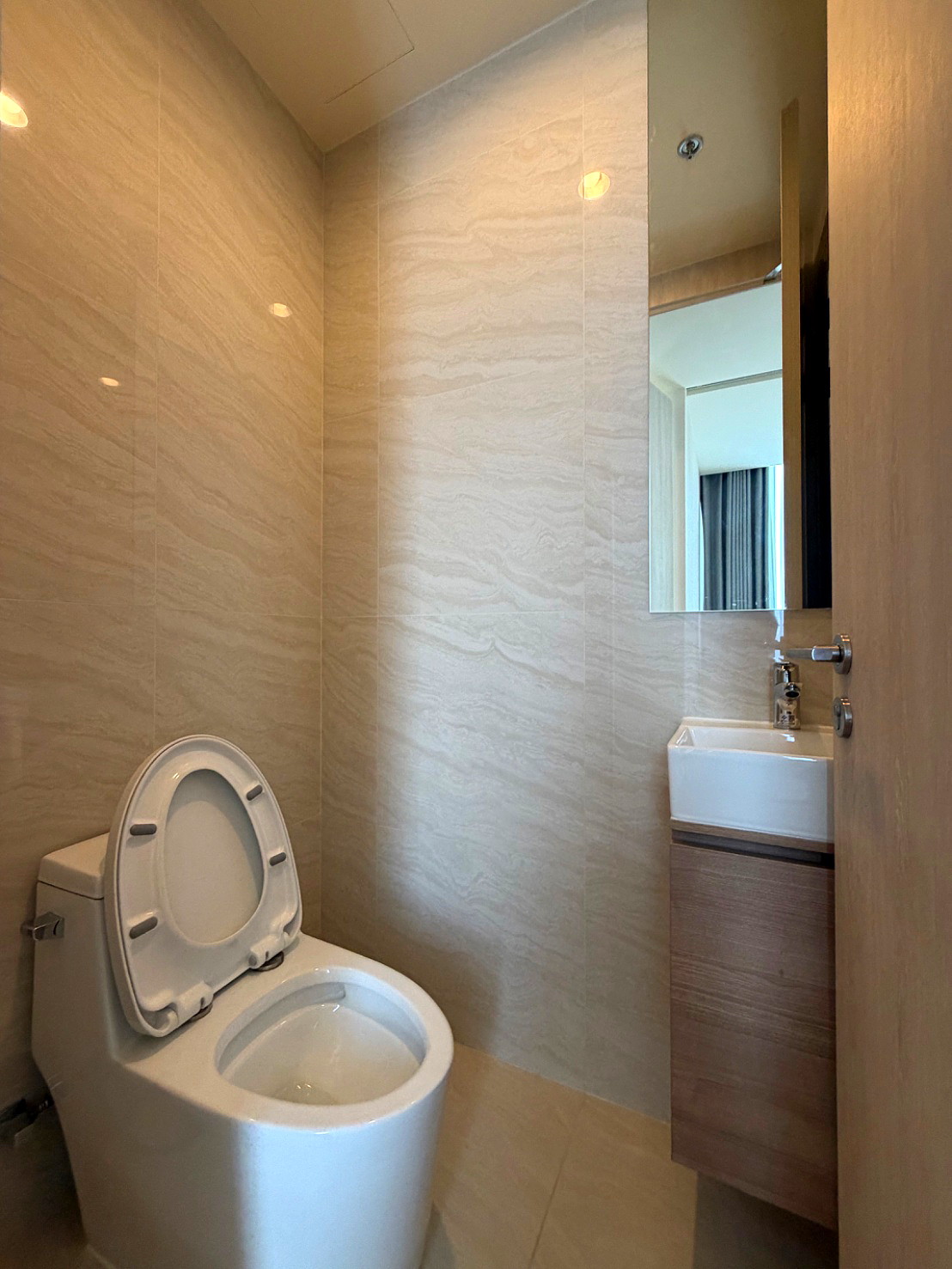 Pictures of Noble Form Thonglor 23/29