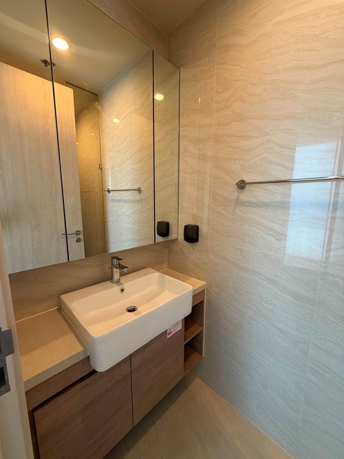 Pictures of Noble Form Thonglor 24/29