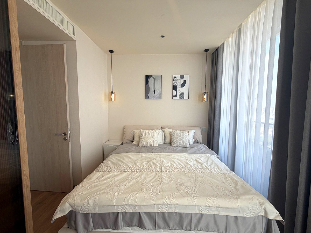 Pictures of Noble Form Thonglor 11/29