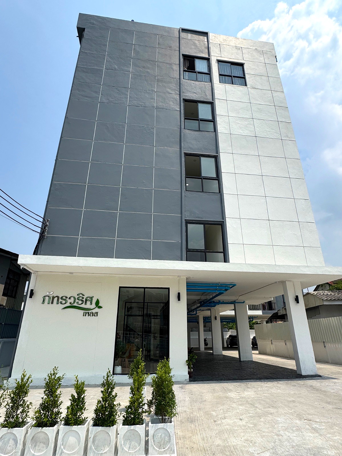 Pictures of Pataravarit place 2/16