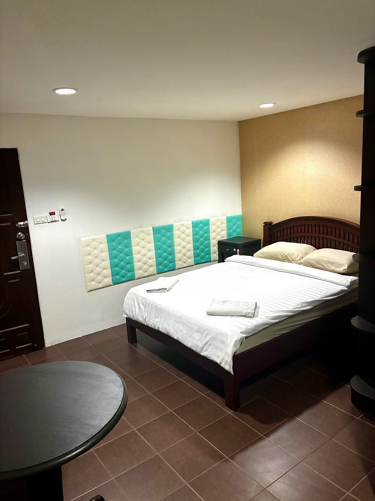 Pictures of Farang house apartments  12/16