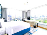 Modern monthly serviced apartment in Asoke, featuring a lake view and ready for immediate move-in. - Apartment for Rent
