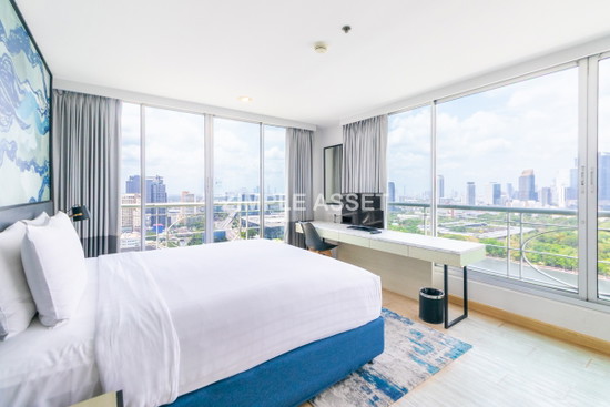 Modern monthly serviced apartment in Asoke, featuring a lake view and ready for immediate move-in. - Apartment for Rent