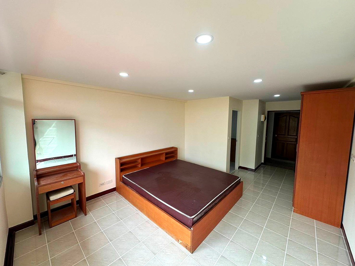 Pictures of Kamonwan Apartment 2/11