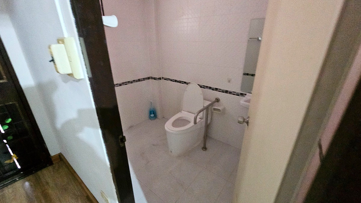 Pictures of Commercial building near Vachiralai School 6/12