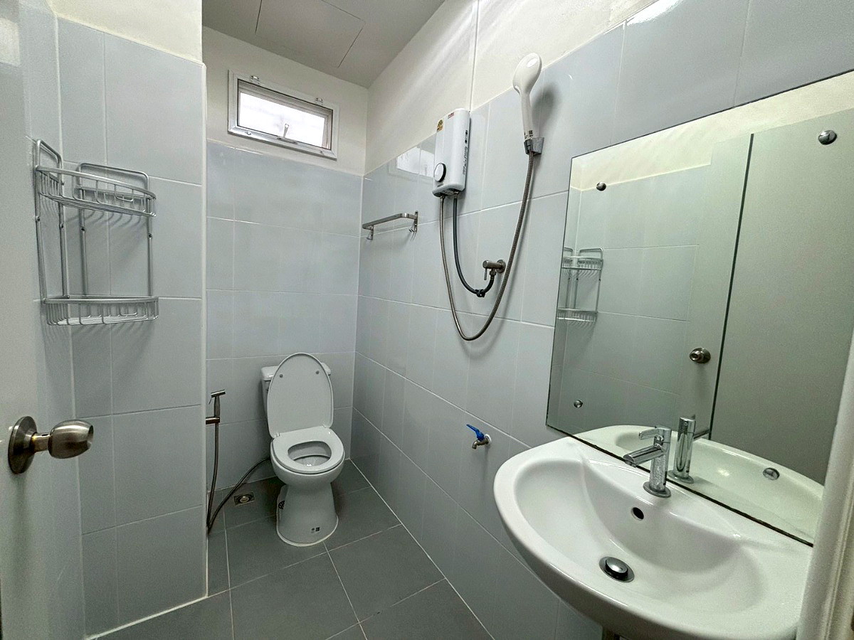 Pictures of Thanyathorn Private House 6 rooms with private bathrooms Near MRT Huai Khwang / Sutthisan 9/22