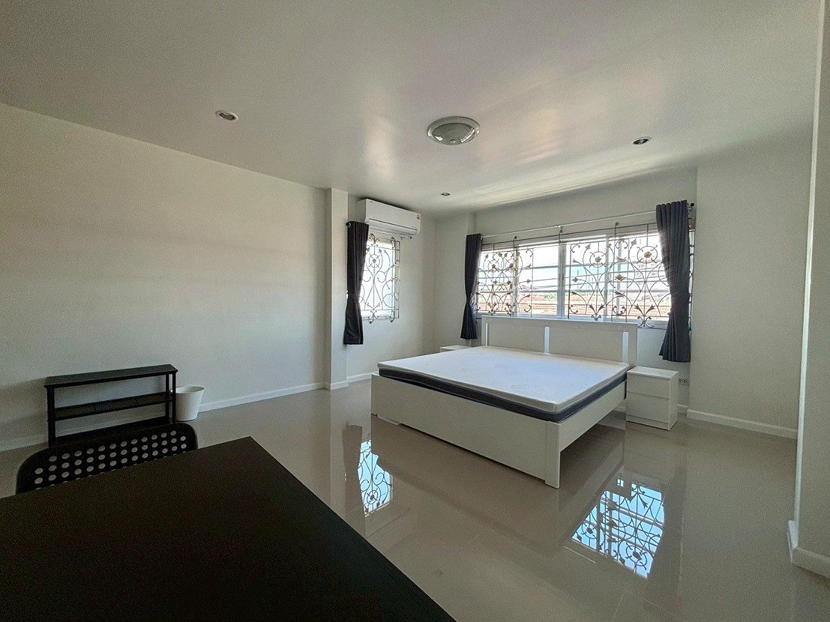 Pictures of Thanyathorn Private House 6 rooms with private bathrooms Near MRT Huai Khwang / Sutthisan 1/22