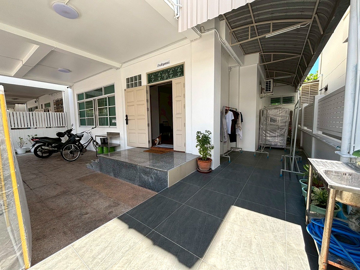 Pictures of Thanyathorn Private House 6 rooms with private bathrooms Near MRT Huai Khwang / Sutthisan 19/22