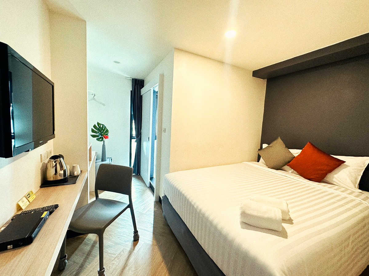 Pictures of 14 Sathorn Hotel : Daily room : Monthly & Service Apartment 100 Meter From BTS 17/18