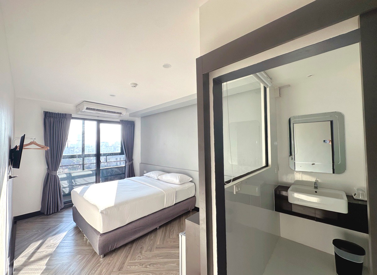 Pictures of 14 Sathorn Hotel : Daily room : Monthly & Service Apartment 100 Meter From BTS 15/18