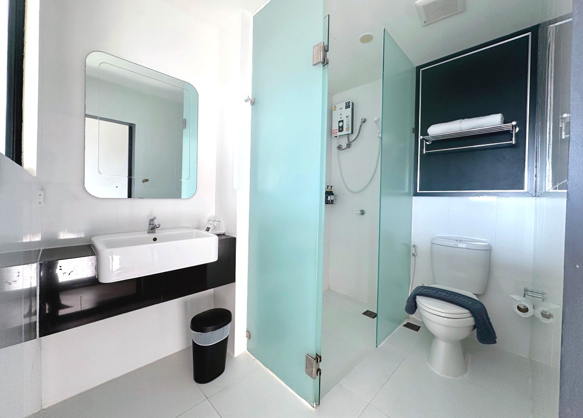 Pictures of 14 Sathorn Hotel : Daily room : Monthly & Service Apartment 100 Meter From BTS 16/18