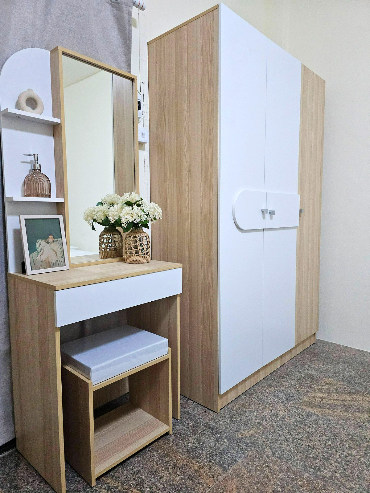 Pictures of MEYA LIVING @SANTISUK 2/10