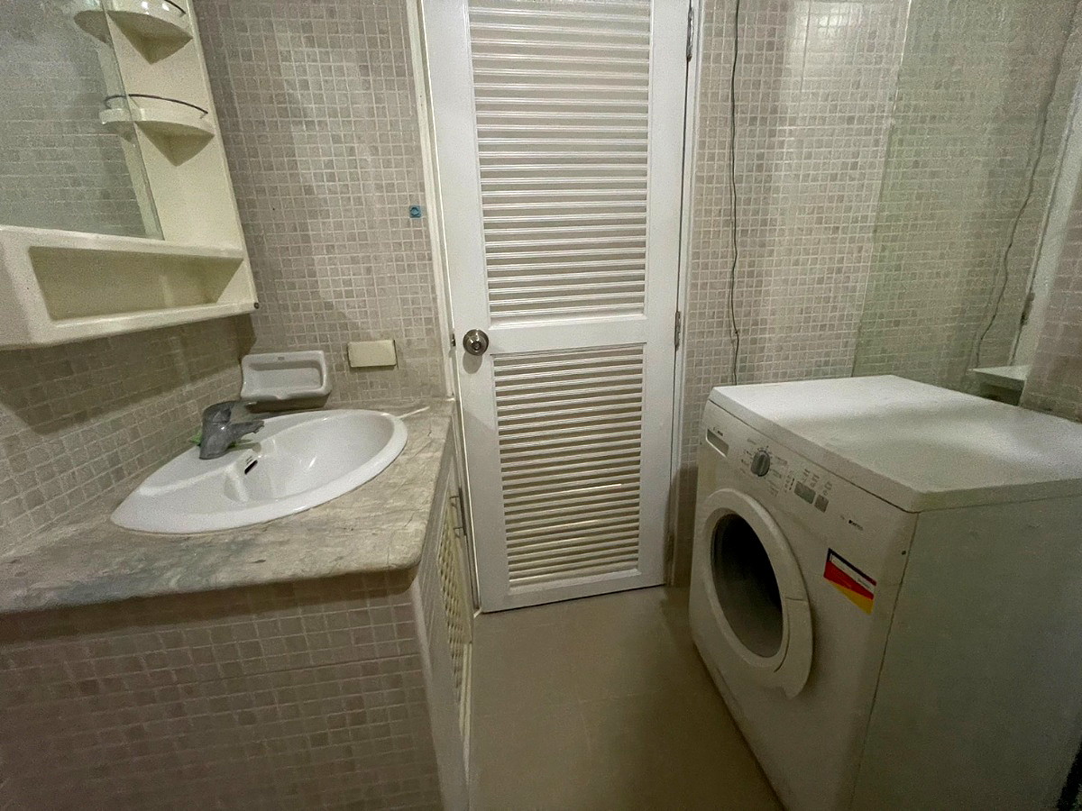 Pictures of Silom Suite Condo 8/19