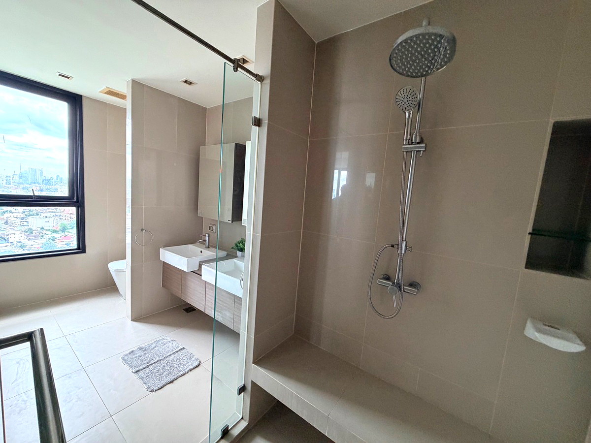 Pictures of Quin Condo 2/8