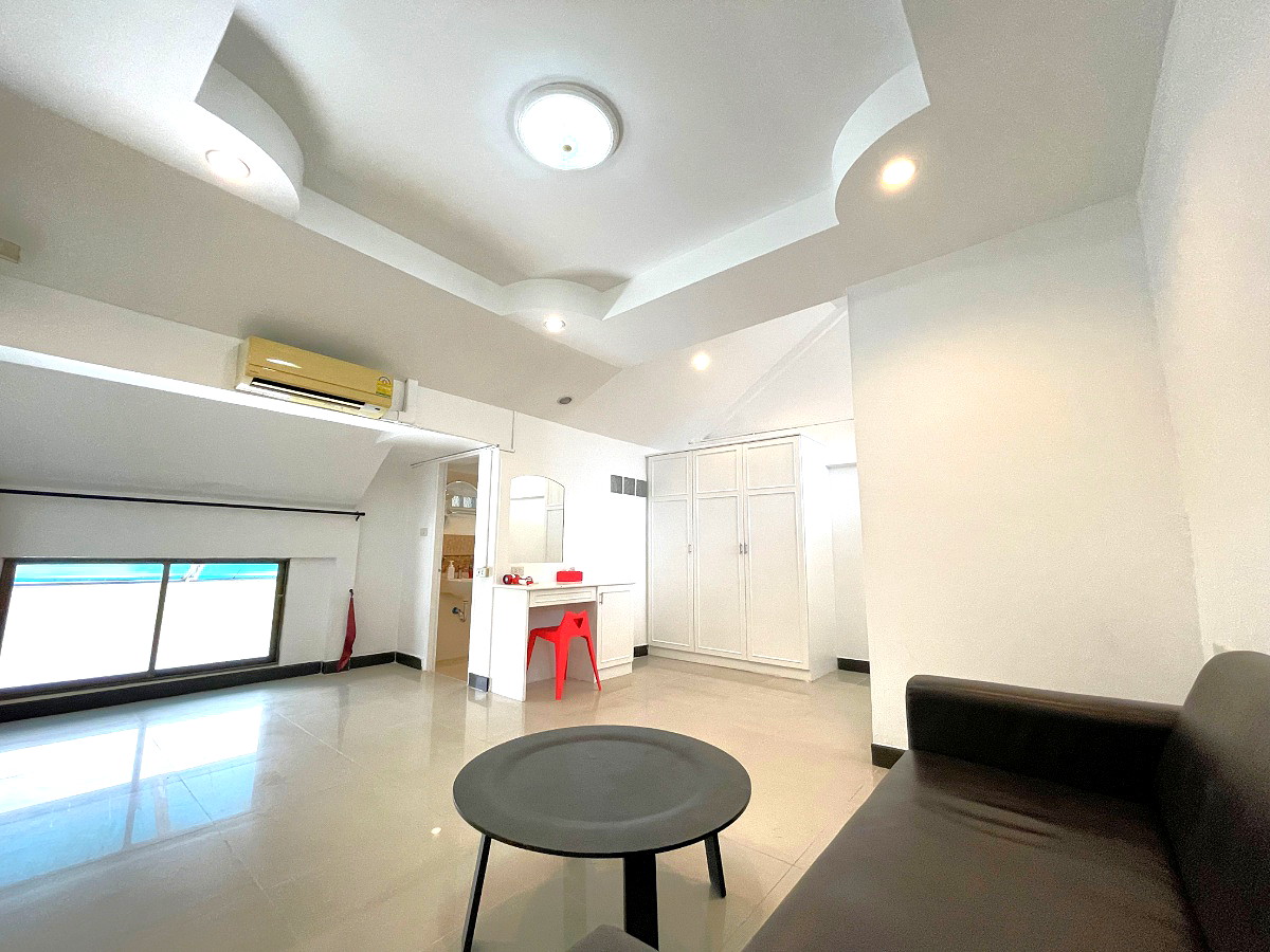 Pictures of Arawana Express North Pattaya 19/20