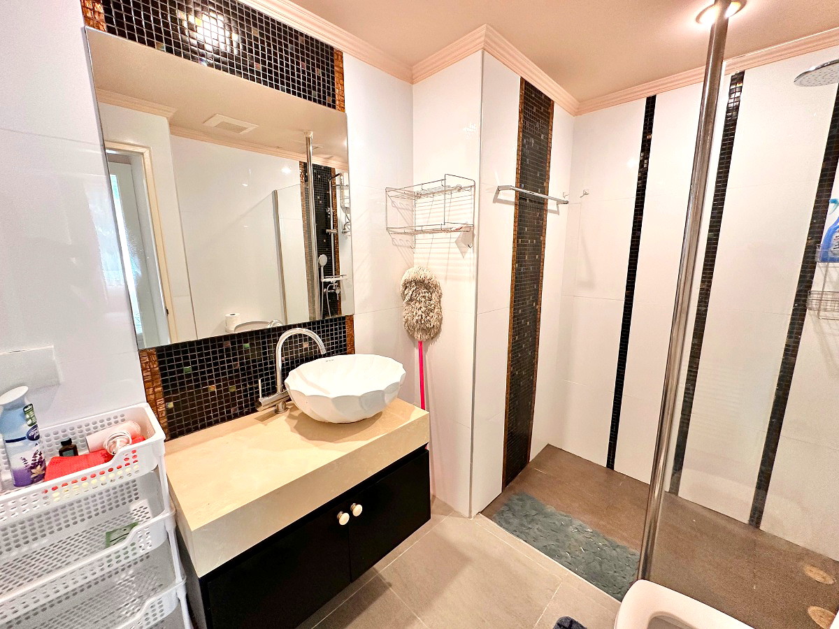 Pictures of Amazon Residence 46/47