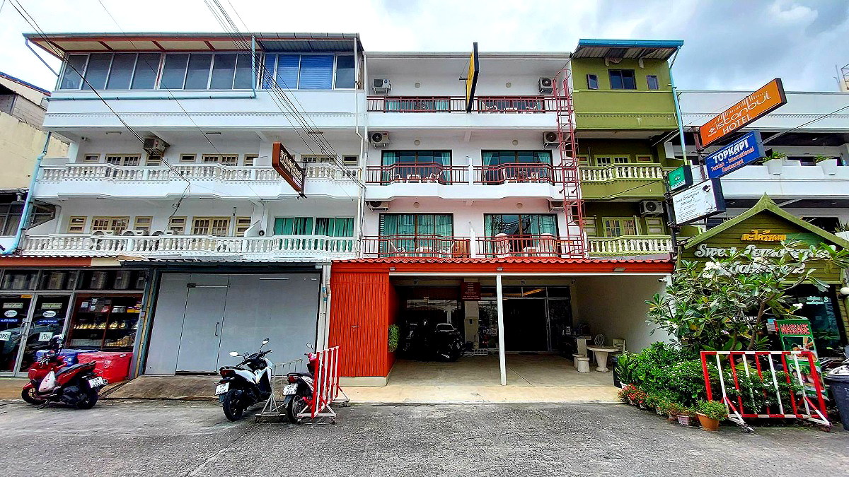 Pictures of Benetti House 2/36