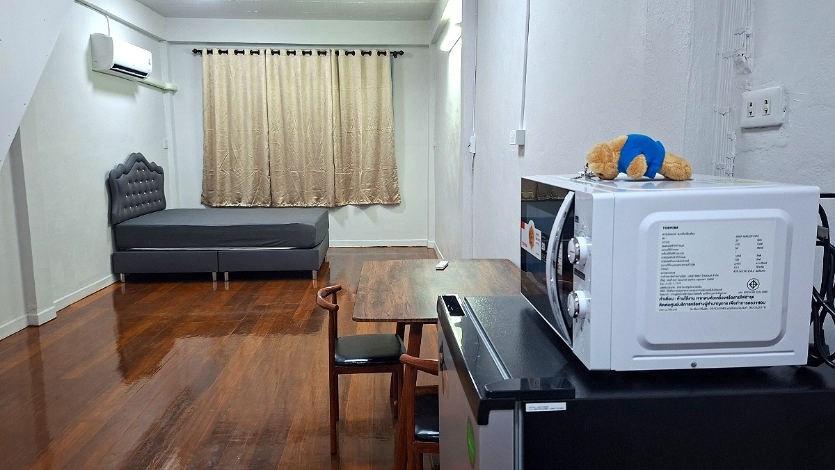 Pictures of Kim Living 1/9