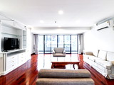 Newly Renovated Modern Residence in Sukhumvit 13. Enjoy convenient access to the BTS. Pet Friendly