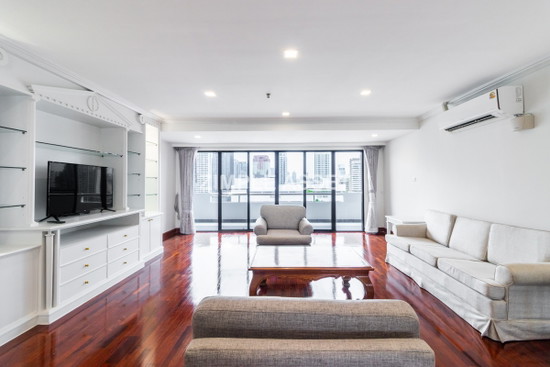 Newly Renovated Modern Residence in Sukhumvit 13. Enjoy convenient access to the BTS. Pet Friendly - Apartment for Rent