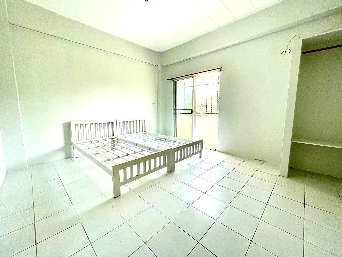 Pictures of 4-Story Shophouse behind Nong Mon Market 8/10