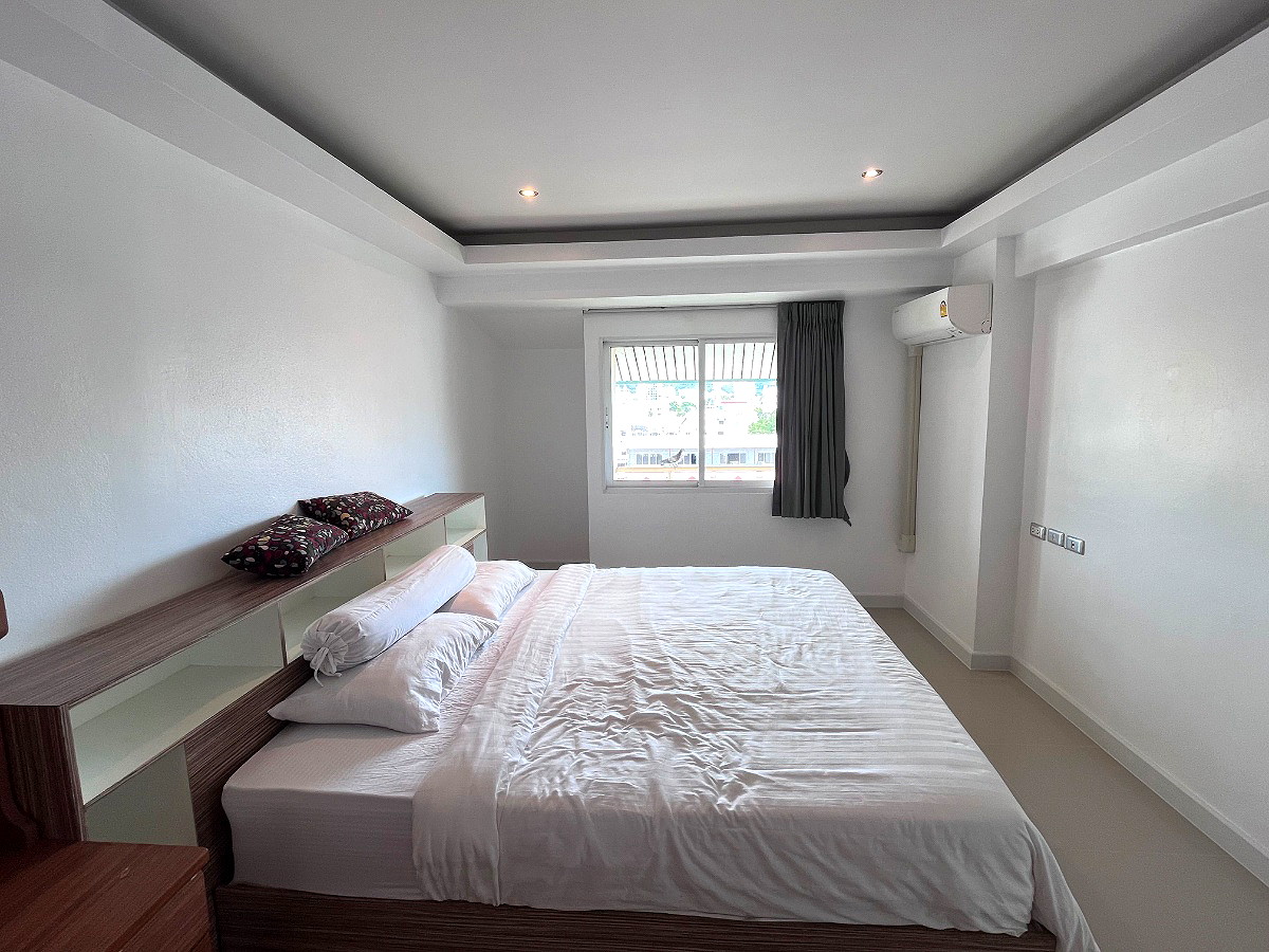 Pictures of 3 Bed family top floor condominium at Baan Thanarak 11/16