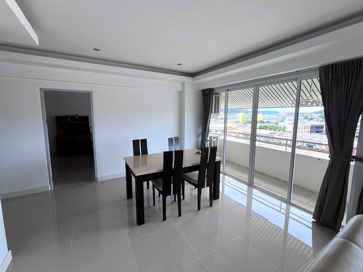 Pictures of 3 Bed family top floor condominium at Baan Thanarak 3/16