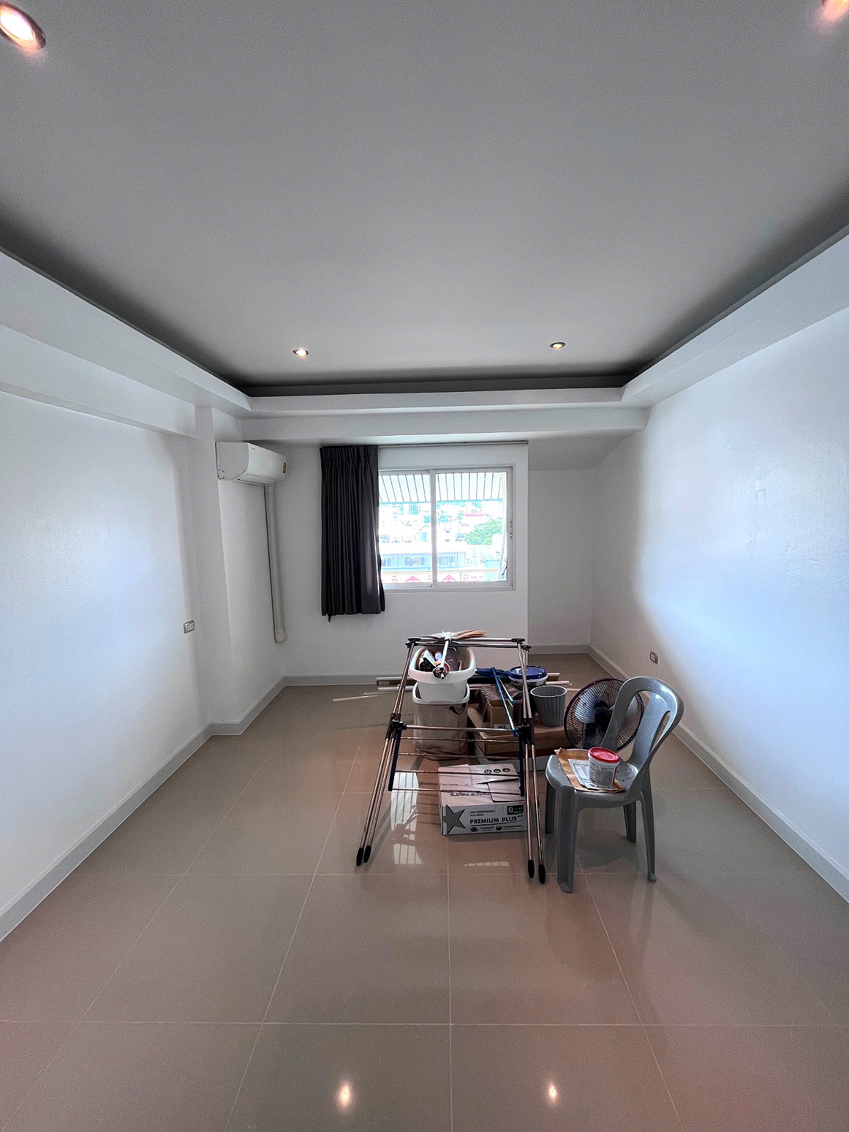 Pictures of 3 Bed family top floor condominium at Baan Thanarak 13/16